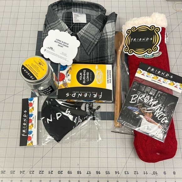 Cutterfly FRIENDS Collectors Bundle Merchandise Gift Box Button Down Shirt, Lrg - Picture 3 of 16